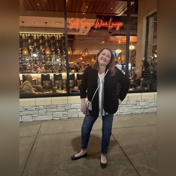 ✔️ Meet your Posher 🌠 Lisa - Picture 2 of 4